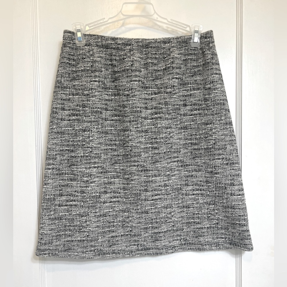 Black and white woven mini skirt by Le Lis, sized small/med